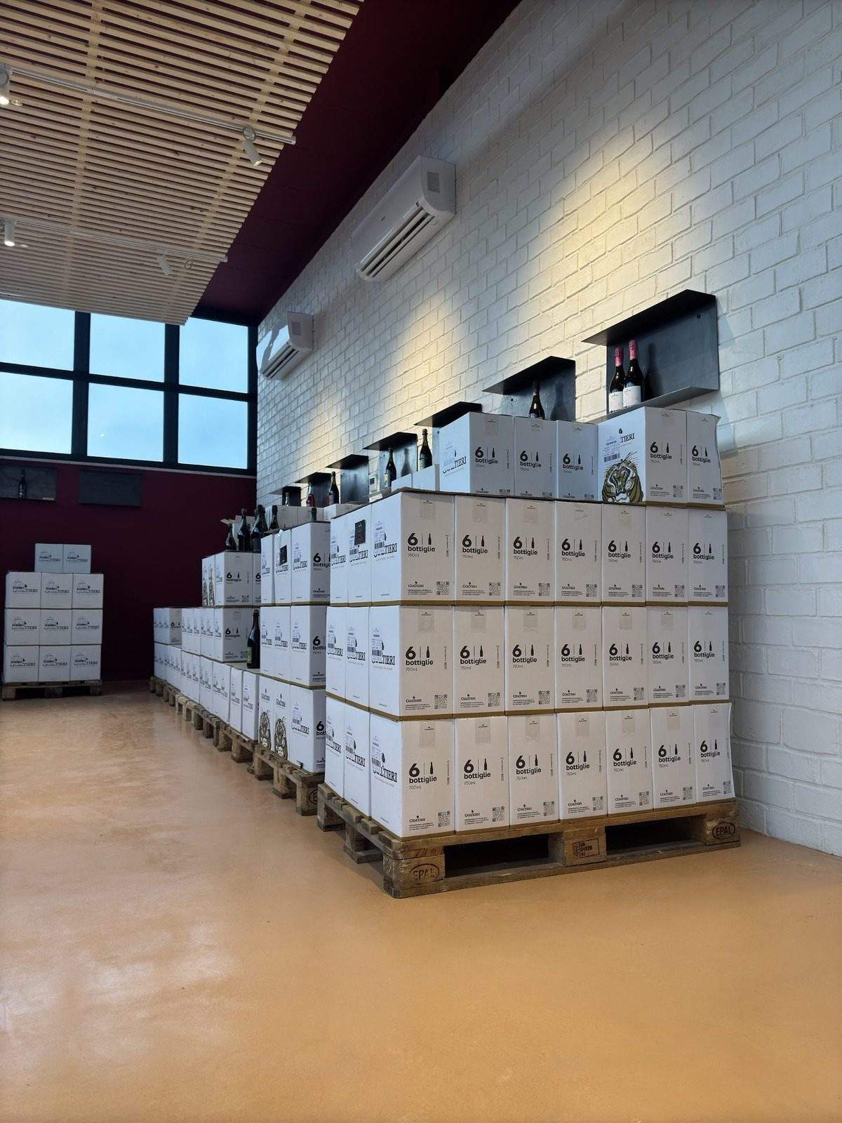 Corridoio della cantina con pavimento in cemento nuvolato a Gualtieri (RE)