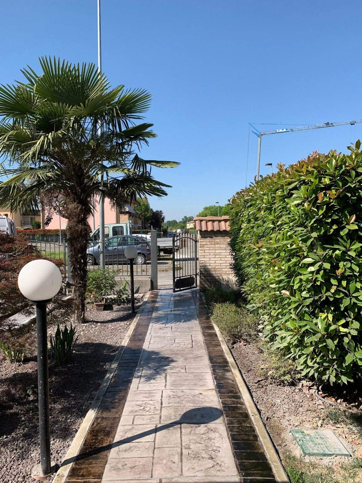 Pavimentazione in cemento acidificato in un contesto residenziale a Colorno (PR)