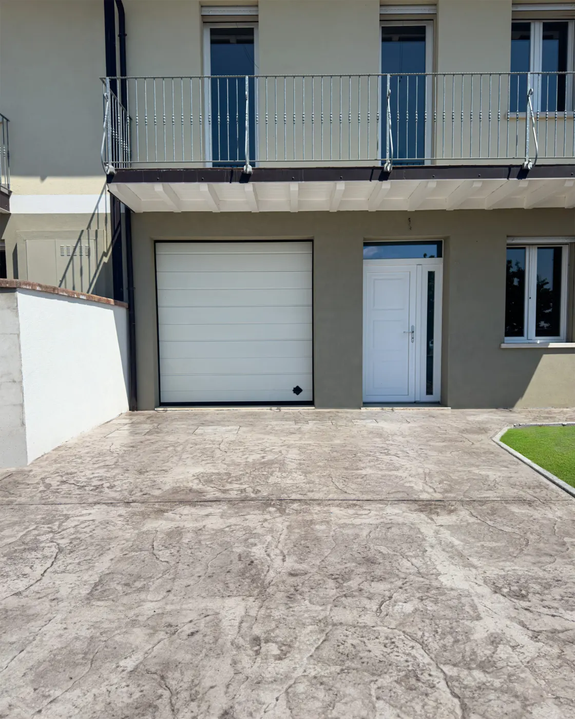 Cortile in cemento stampato davanti ai garage a Casaloldo (MN)
