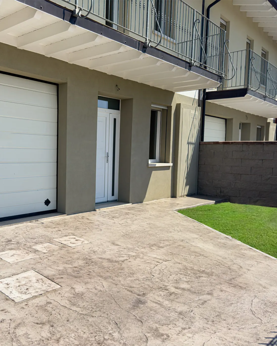 Accesso ai garage in cemento stampato a Casaloldo (MN)