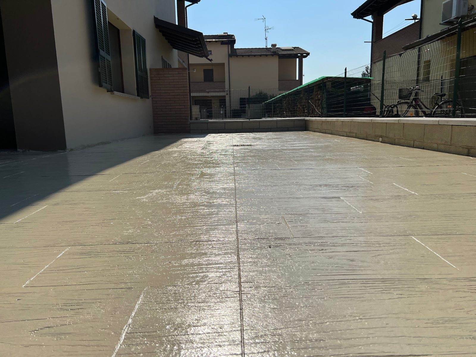 Cortile pavimentato in cemento stampato a Cortemaggiore (PC)