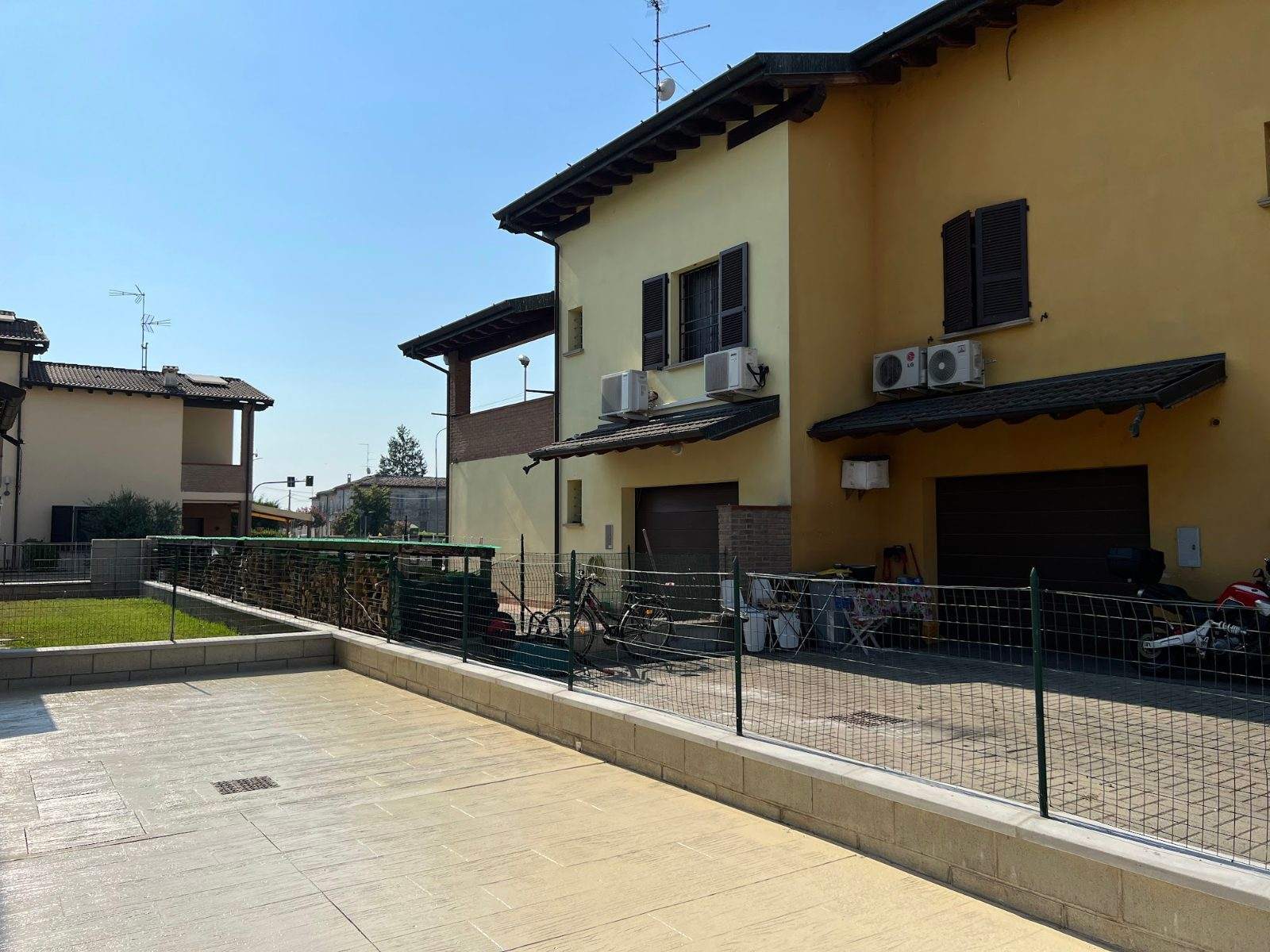 Pavimentazione esterna in cemento stampato di una villa a Cortemaggiore (PC)