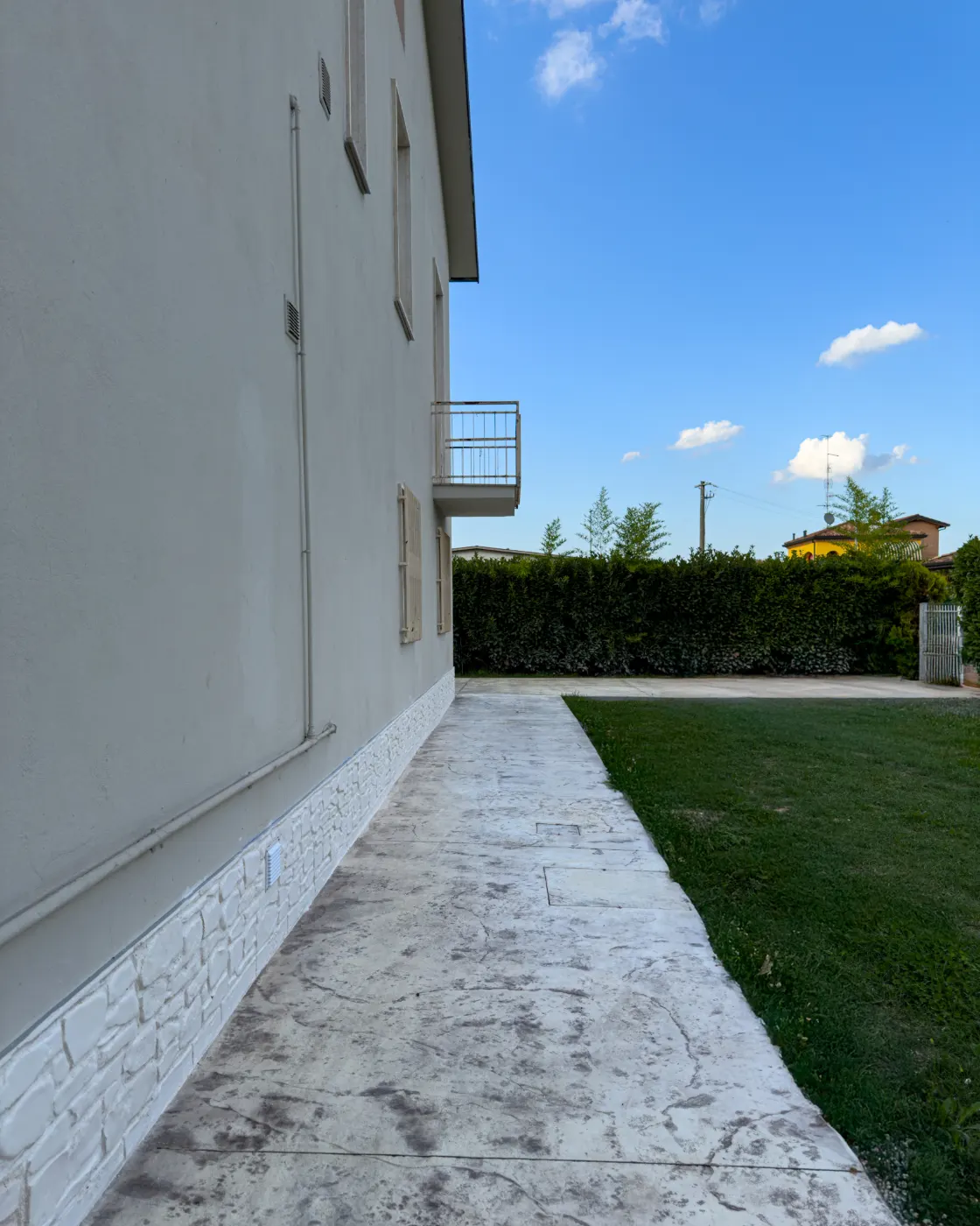 Camminamento in cemento stampato lungo la casa a Pomponesco (MN)