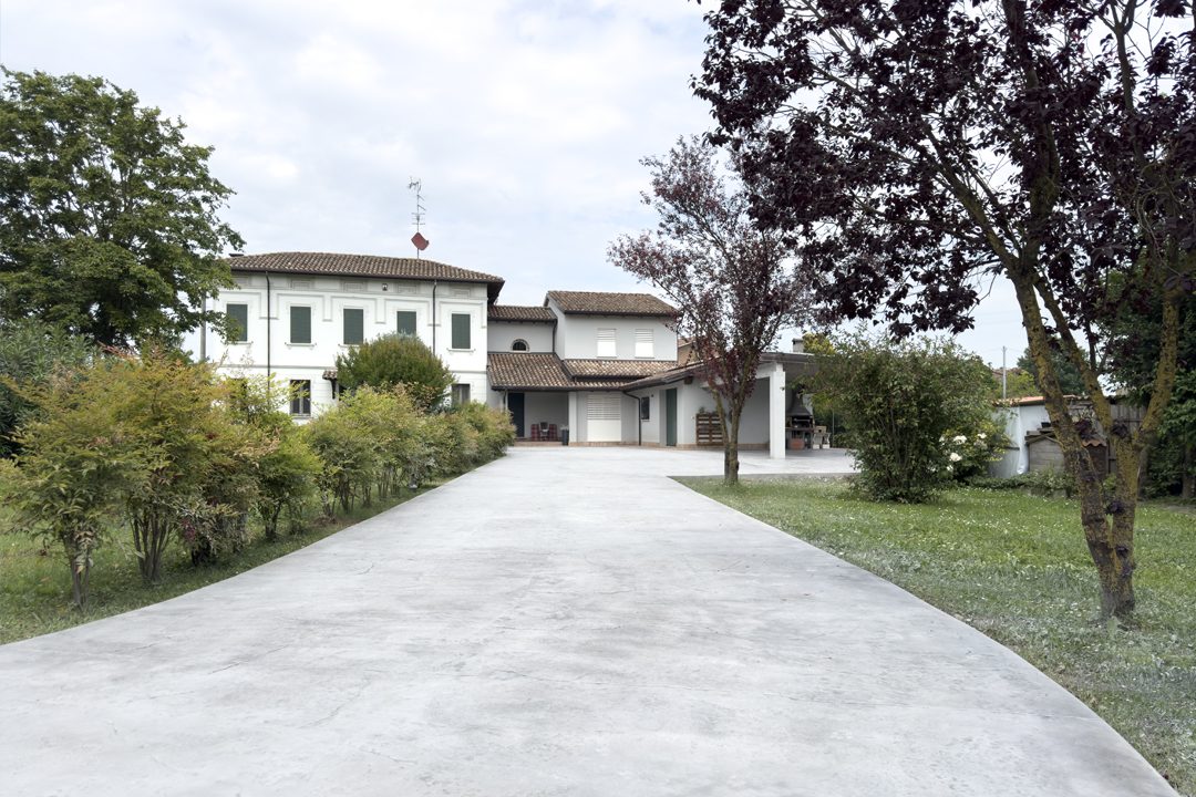 Viale d'accesso in cemento stampato a una villa nel Reggiano