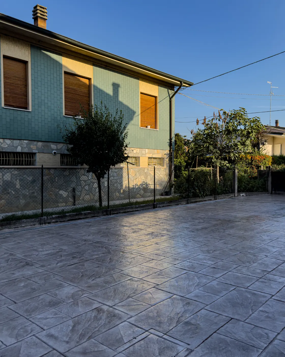 Cemento stampato Reggiolo: vialetto effetto pietra e ghiaino lavato