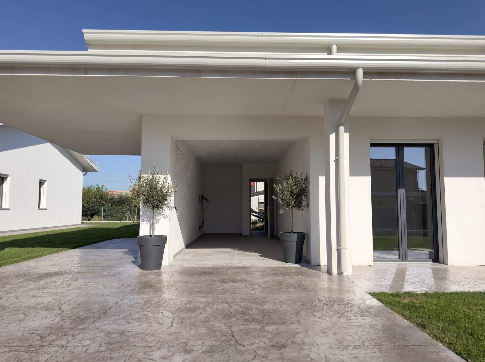 Portico d'ingresso in cemento stampato a Suzzara, effetto roccia, in una casa nuova