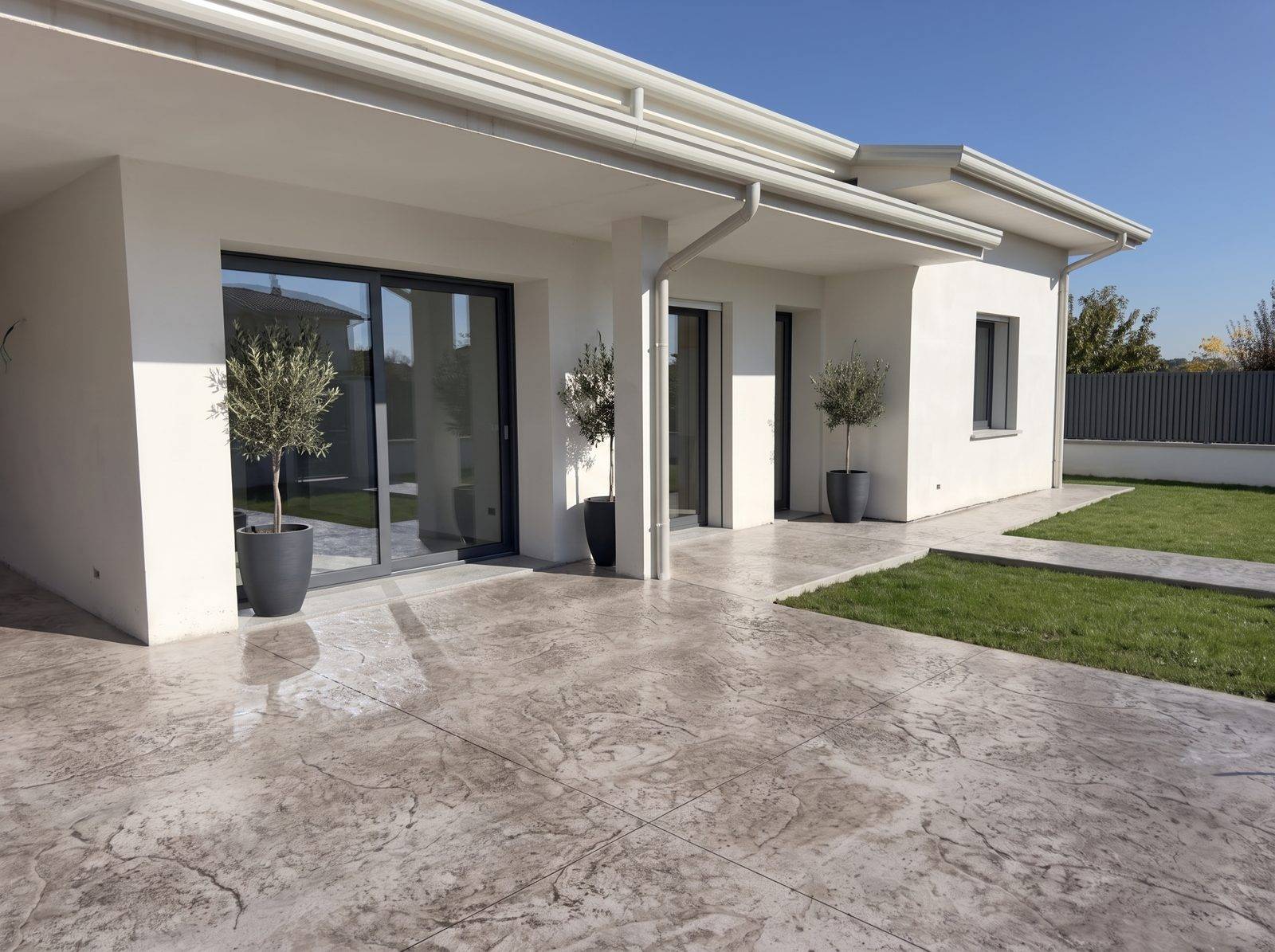 Portico con pavimento in cemento stampato affacciato sul giardino