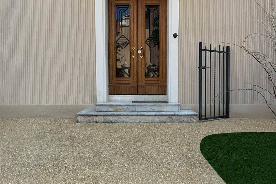 Ingresso di casa con pavimento in ghiaino lavato Sassoitalia