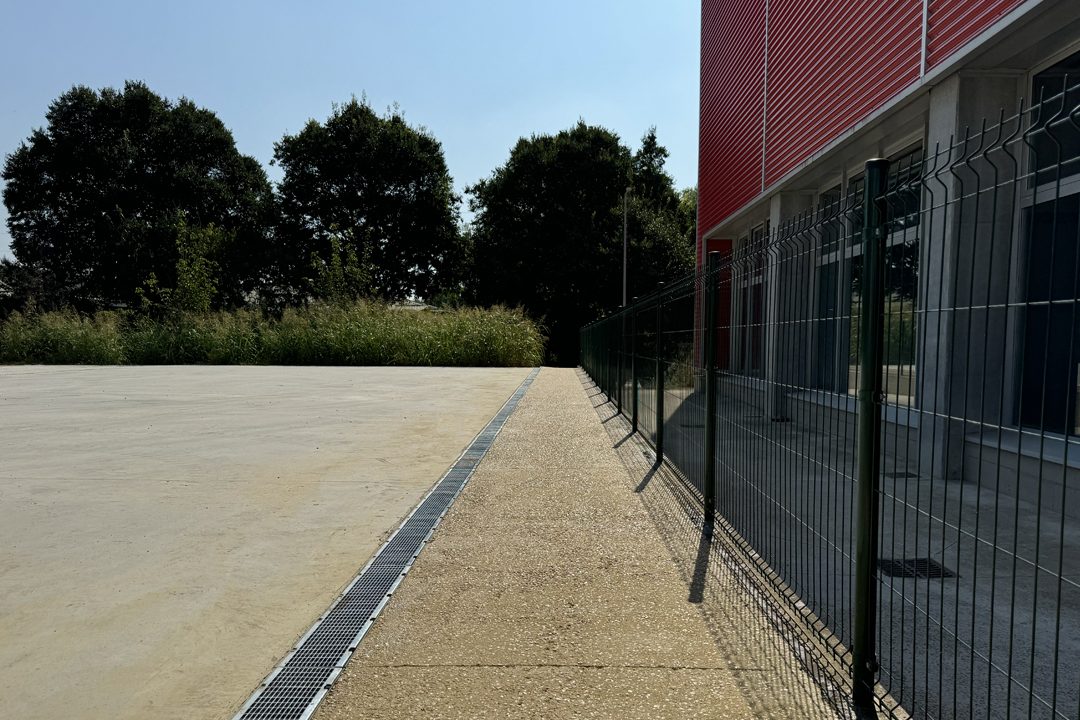Pavimentazione in ghiaino lavato nel cortile della Scuola Anna Frank a Parma