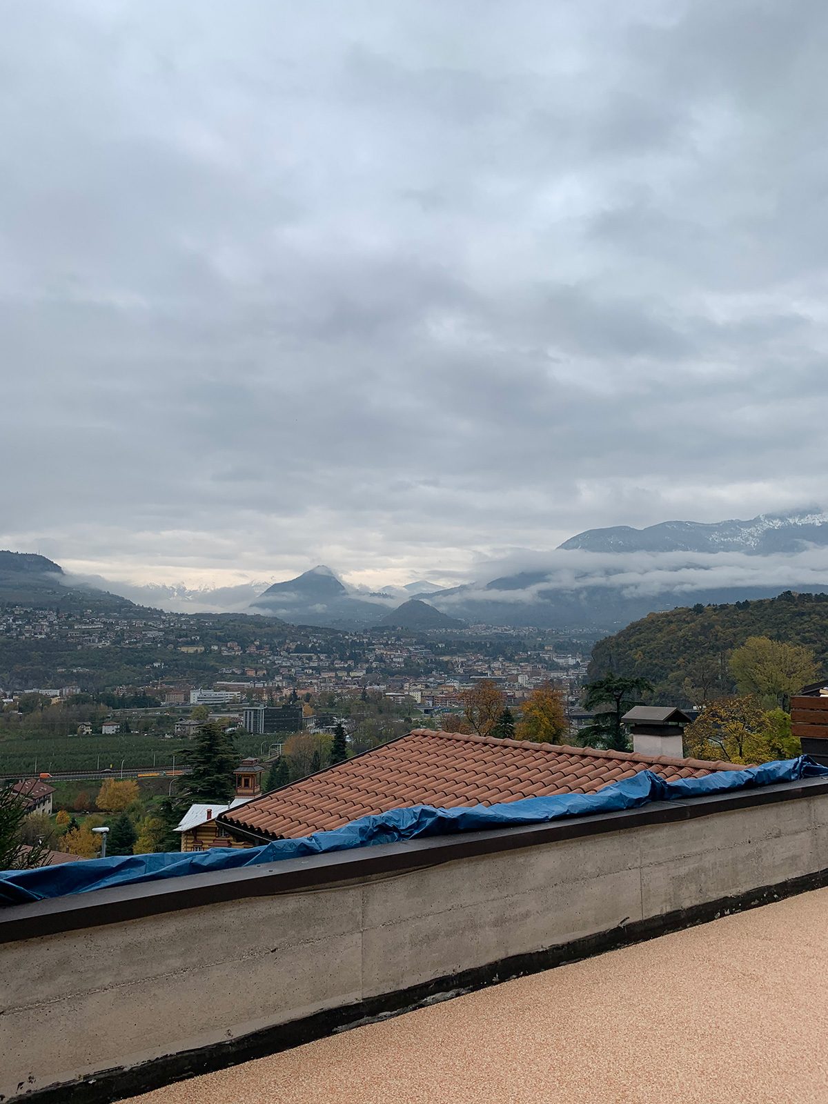 Terrazza in graniglia di marmo sopra i tetti, con le colline sullo sfondo