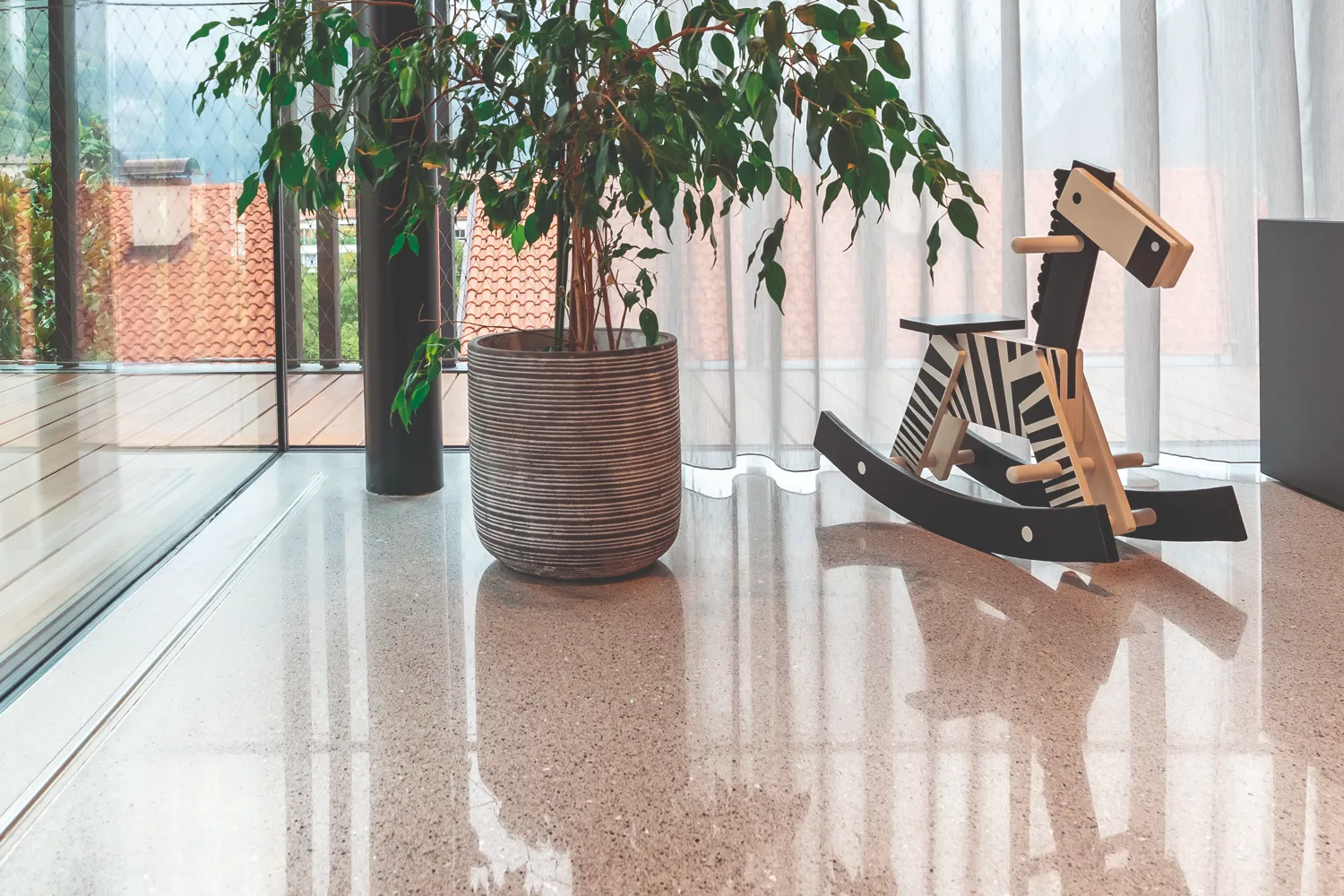 Soggiorno con pavimento in terrazzo veneziano Lixio+