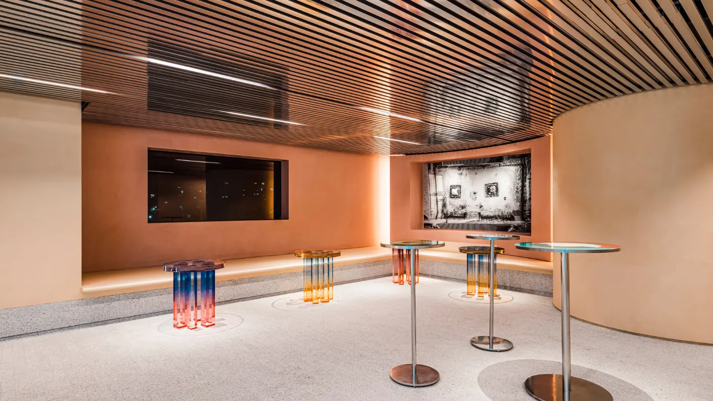 Lounge di un hotel con pavimento in microcemento