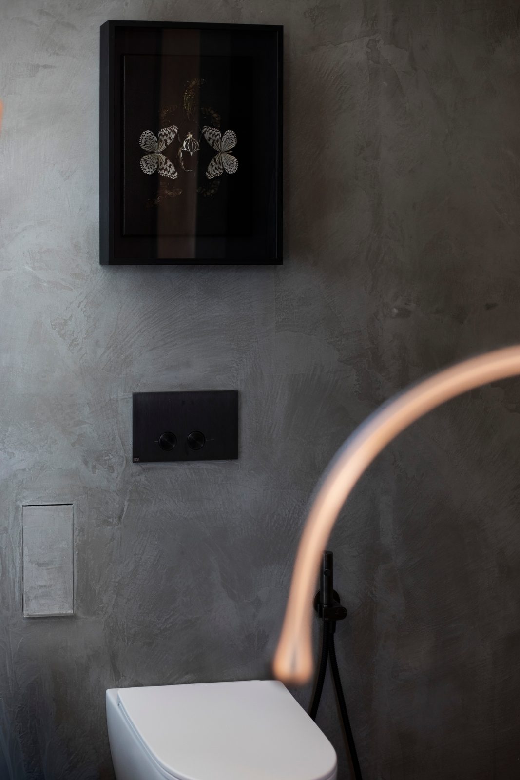 Parete del bagno in microcemento con placca nera