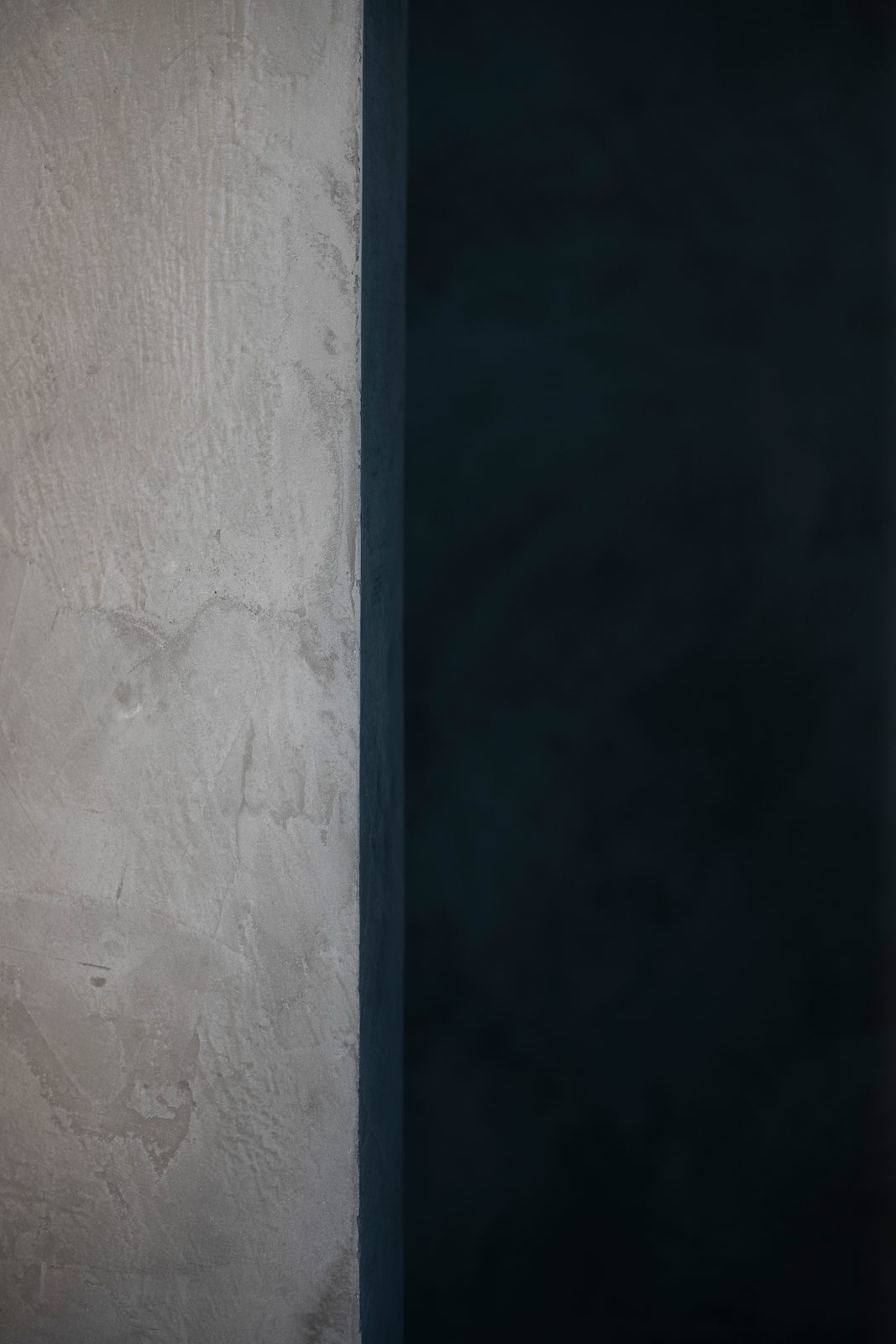Dettaglio della texture di una parete in microcemento