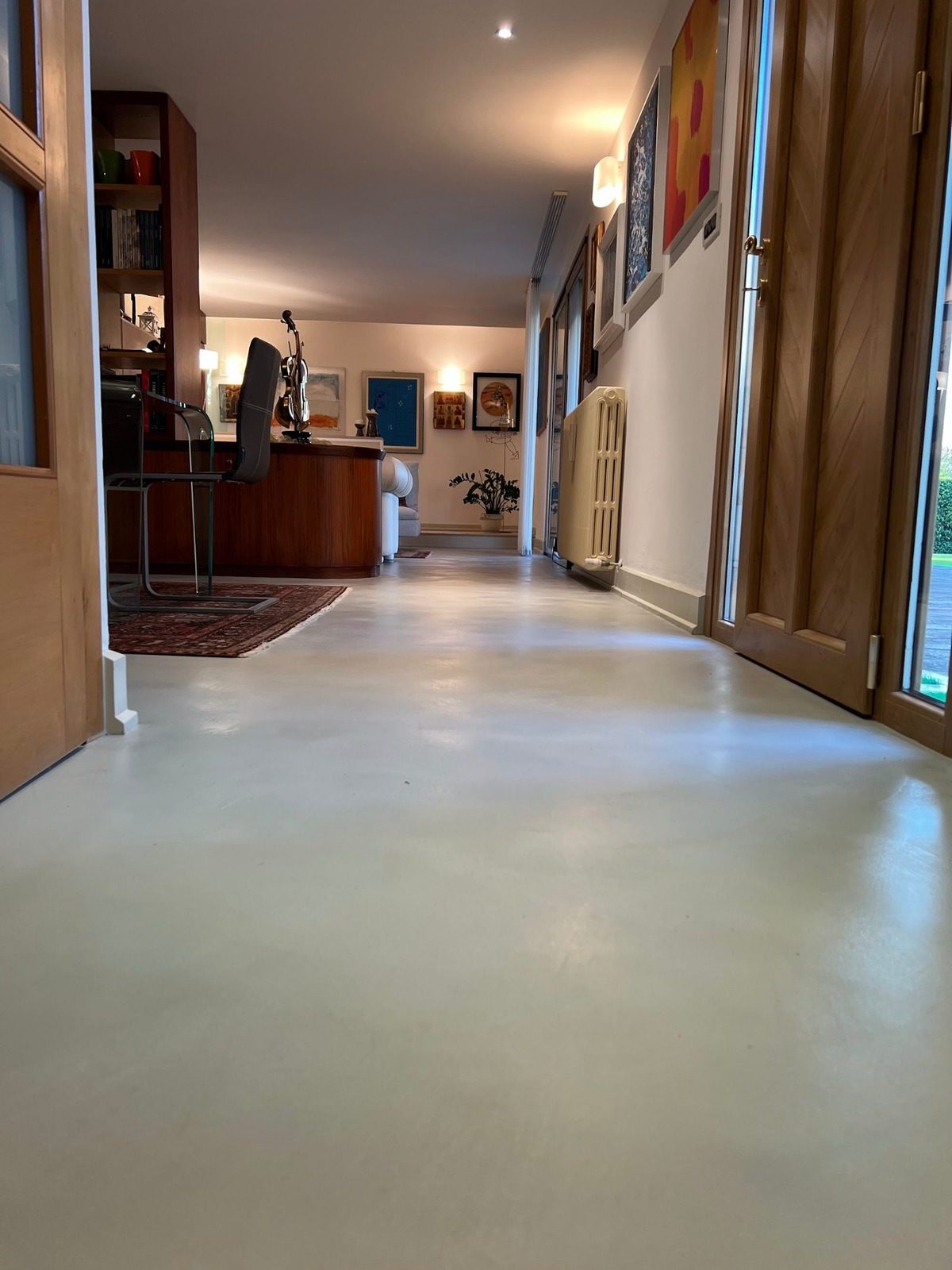 Corridoio con pavimento in microcemento a Sustinente (MN)