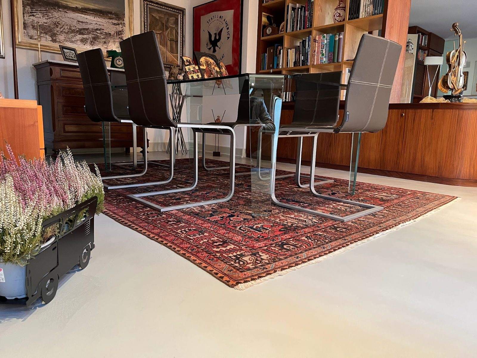 Sala da pranzo con pavimento in microcemento a Sustinente (MN)