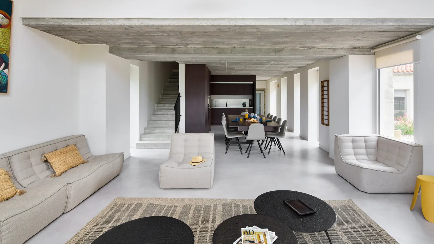 Soggiorno di una villa con pavimento in microcemento