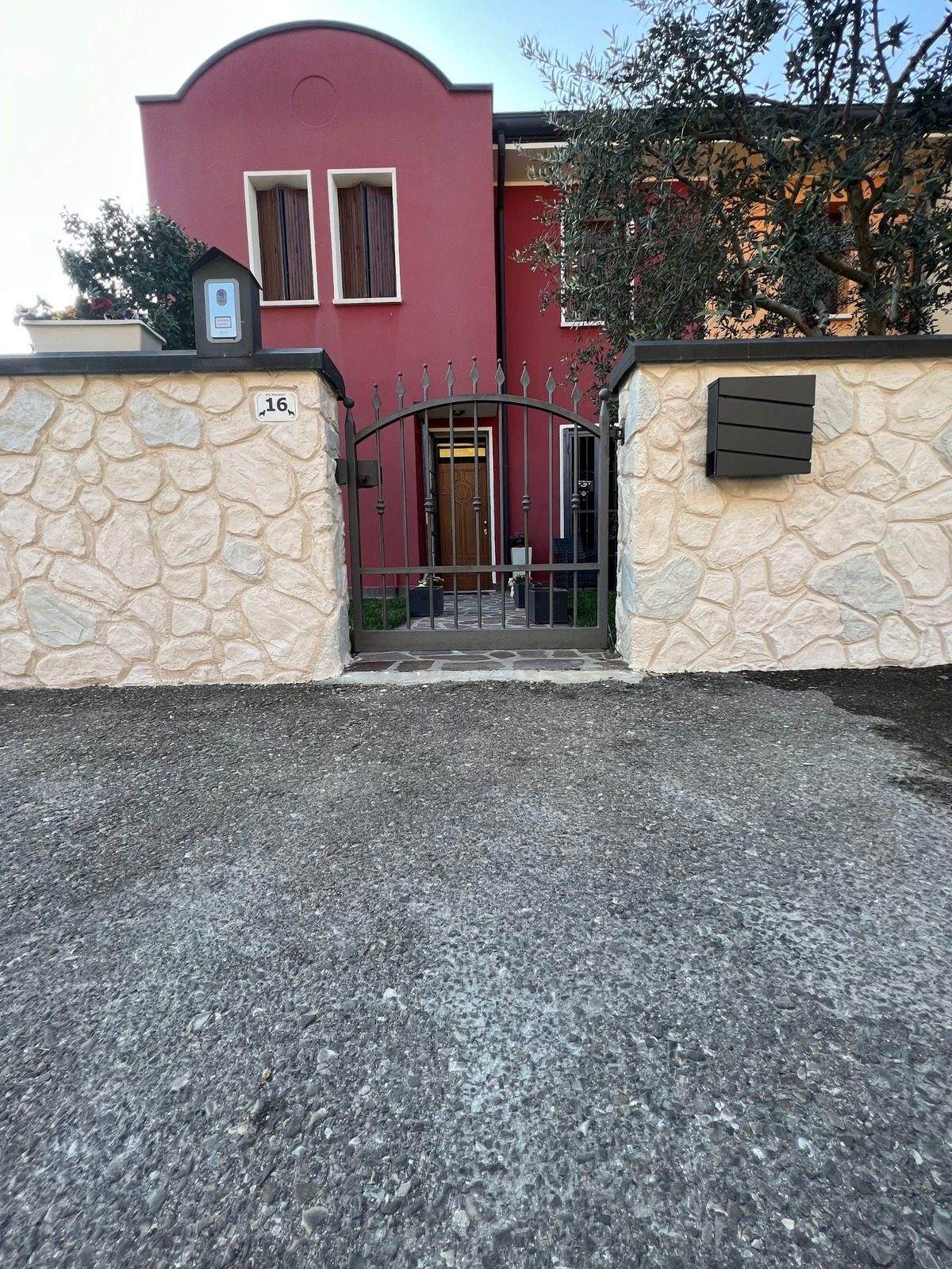 Muro in cemento stampato Cogozzo (MN): recinzione davanti a una villa
