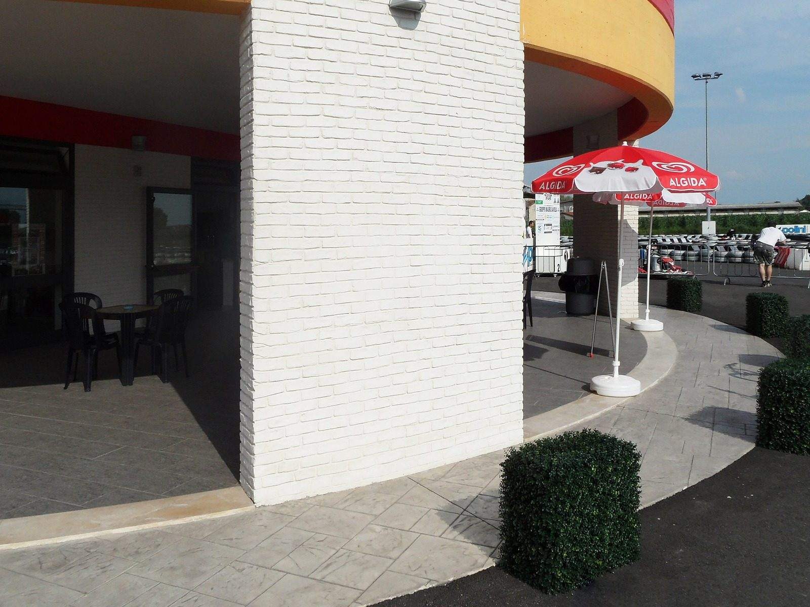 Parete effetto mattoncino in cemento stampato in un dehor