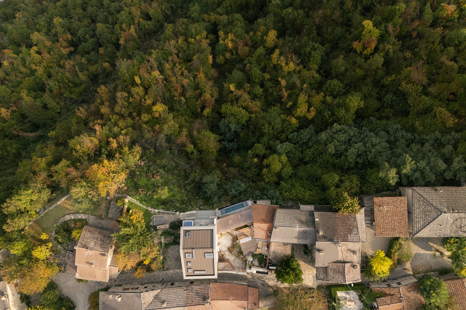Il borgo di Brugnello visto dall’alto, sopra i boschi della Val Trebbia