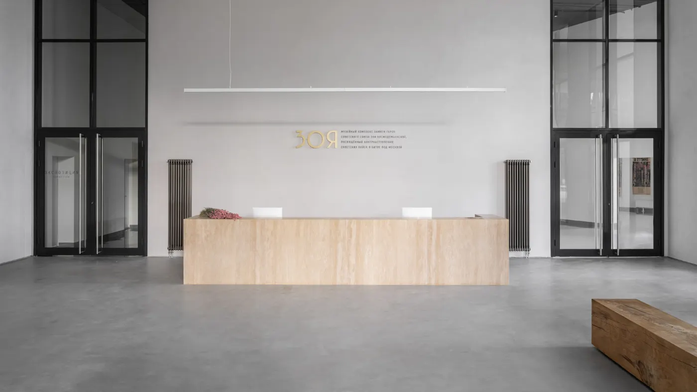 Atrio di un museo con pavimento Architop nuvolato