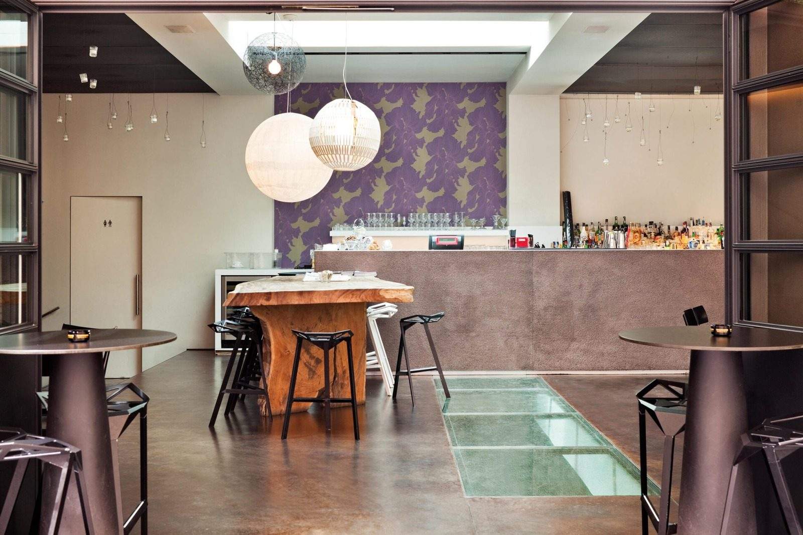 Locale con pavimento in cemento acidificato e vetro