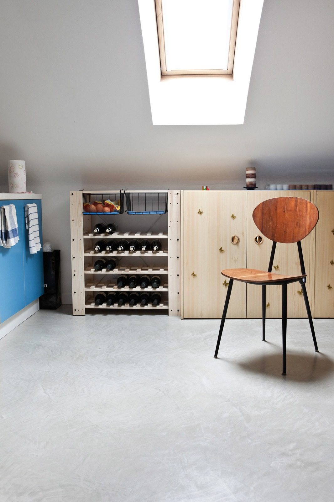 Mansarda con pavimento in microcemento e cantinetta