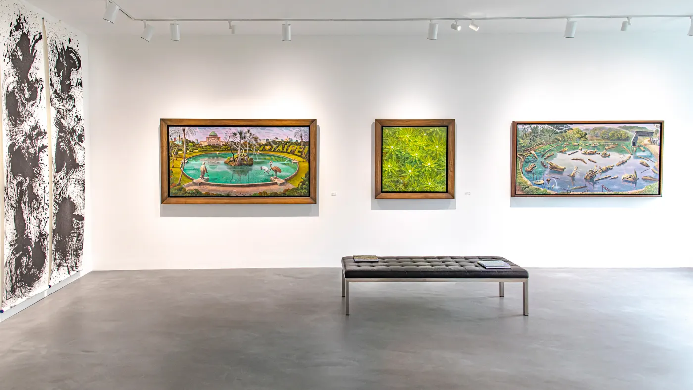 Galleria con pavimento in microcemento chiaro