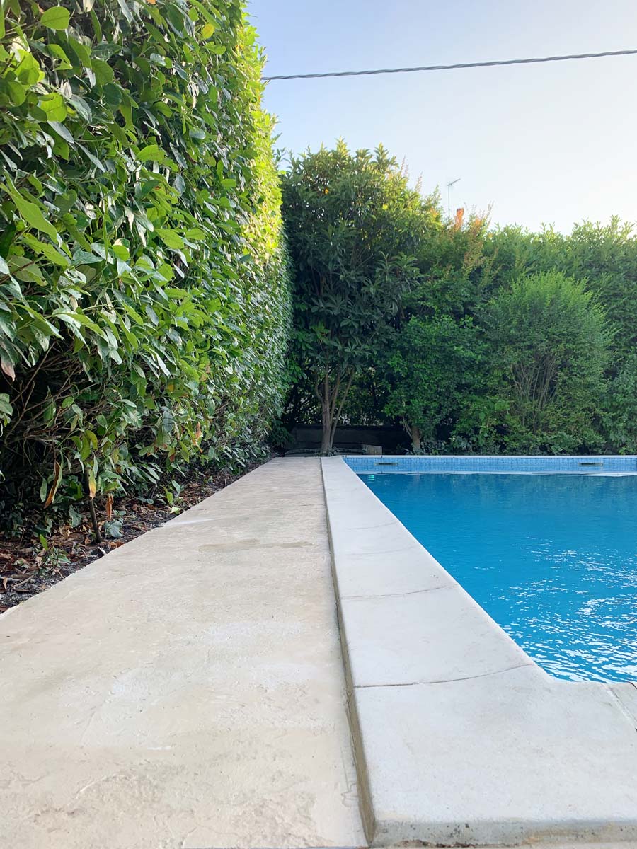 Piscina con bordo in cemento stampato a Campitello (MN)
