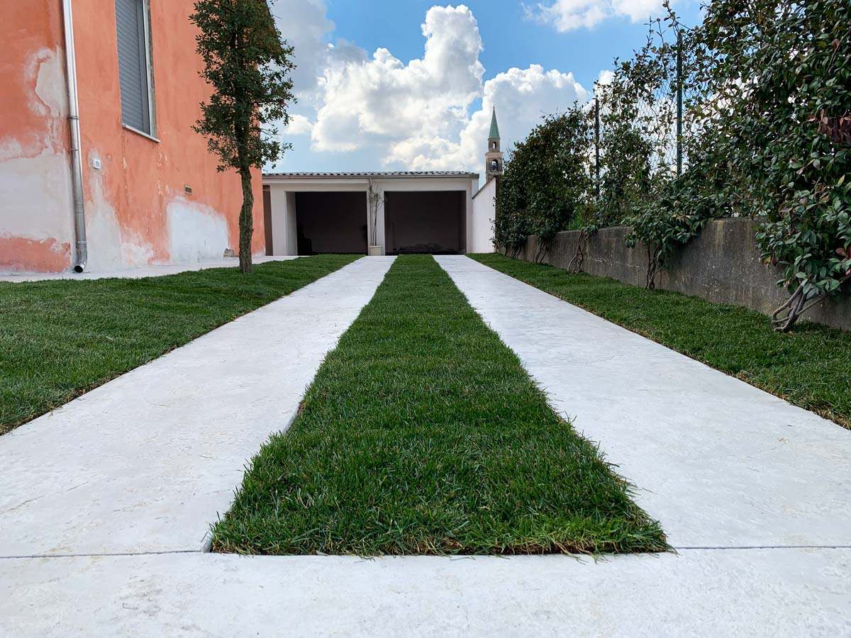 Viale in cemento stampato con aiuole a Colorno (PR)