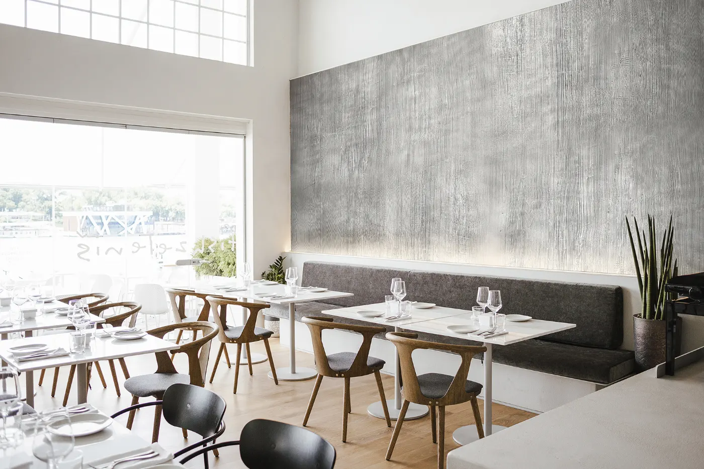 Ristorante con parete in Purometallo