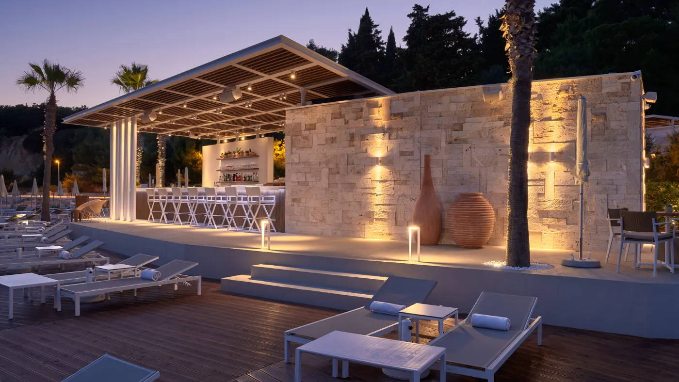 Beach club di sera con pavimento in Rasico