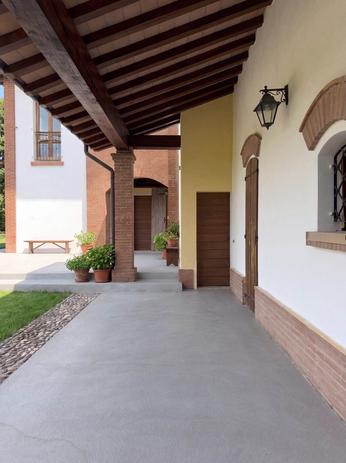 Pavimentazione esterna in cemento Rasico sotto il portico di una corte a Novellara