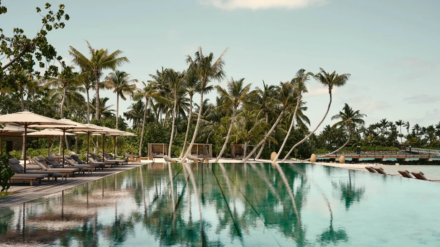 Resort con piscina e pavimento in Rasico
