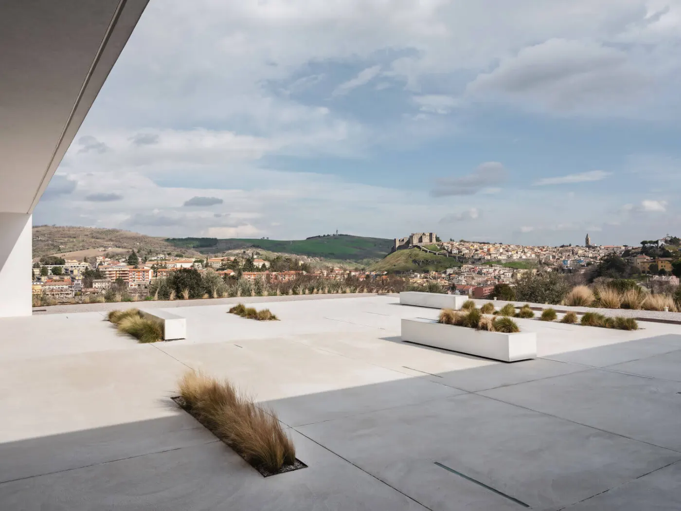 Terrazza di una villa in Rasico affacciata sulla valle