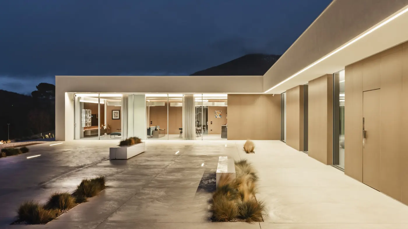 Corte di una villa in Rasico illuminata di sera