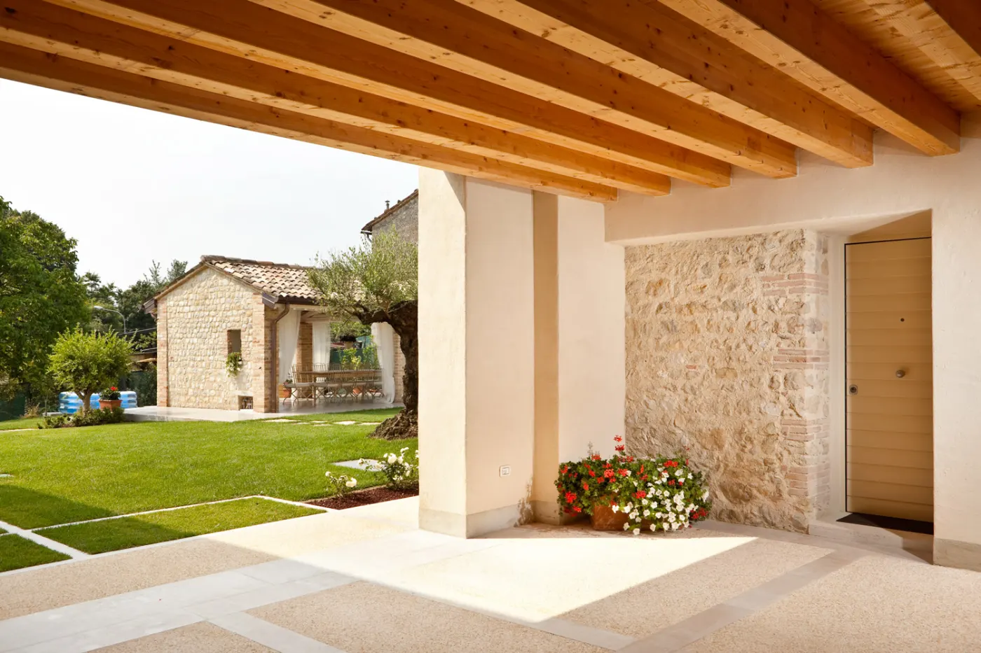 Portico con pavimento in Sassoitalia