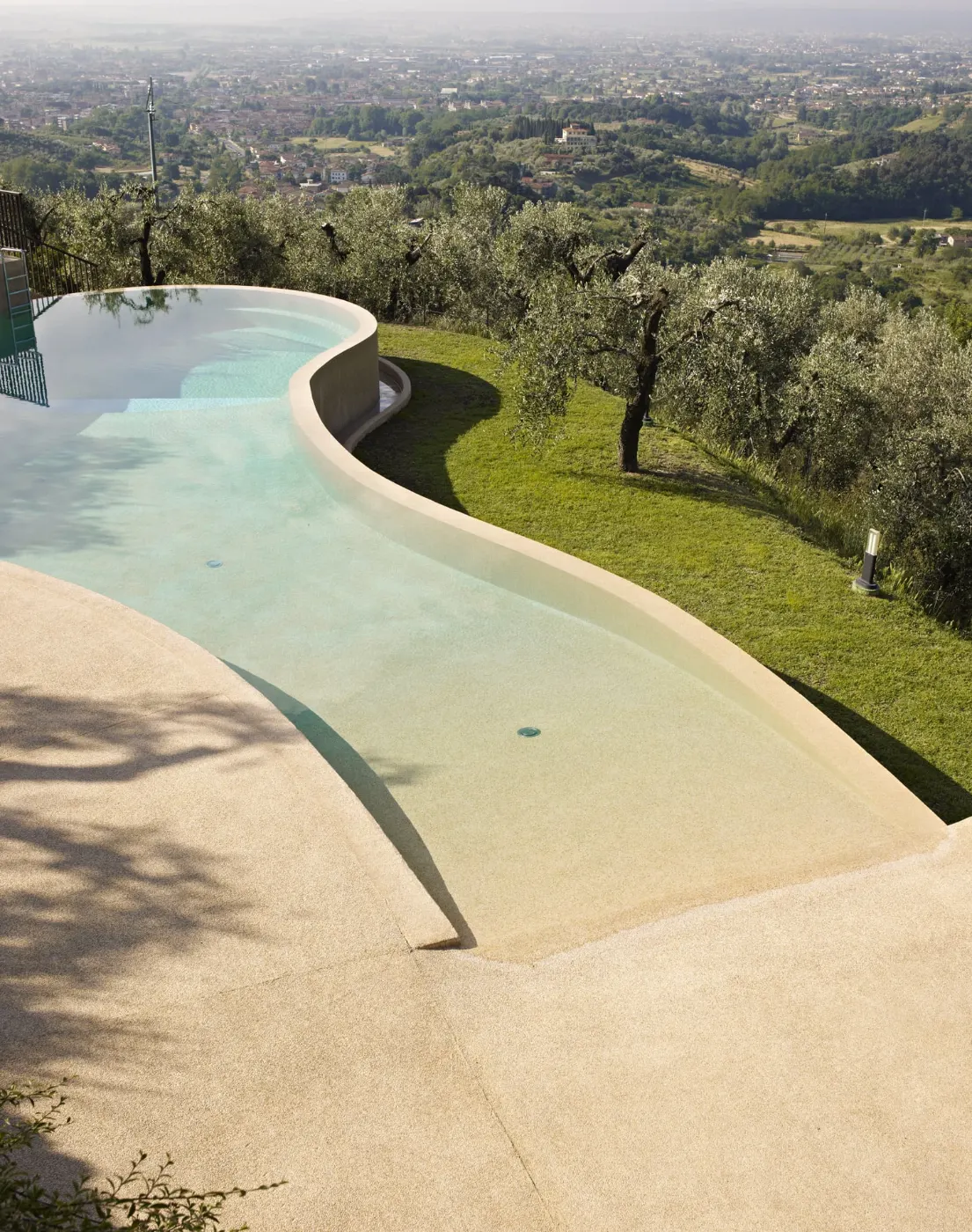 Piscina con bordo in Sassoitalia fra gli ulivi