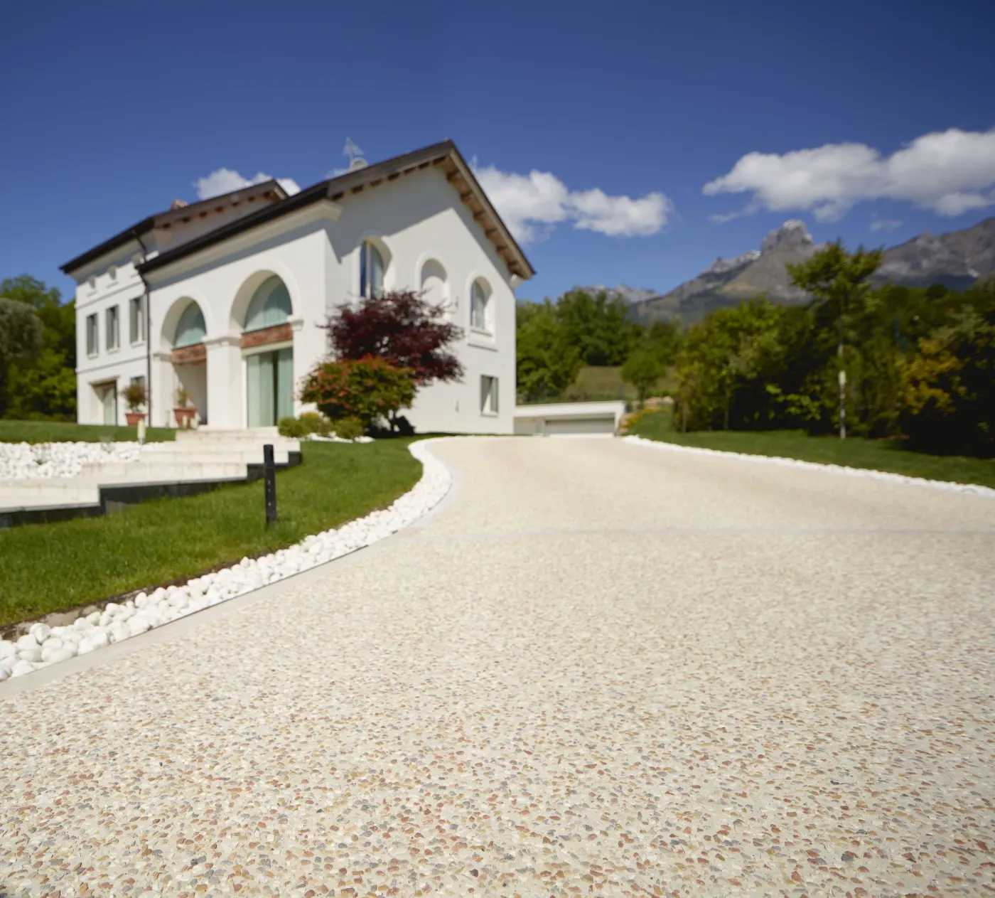 Viale d'accesso in Sassoitalia a una villa