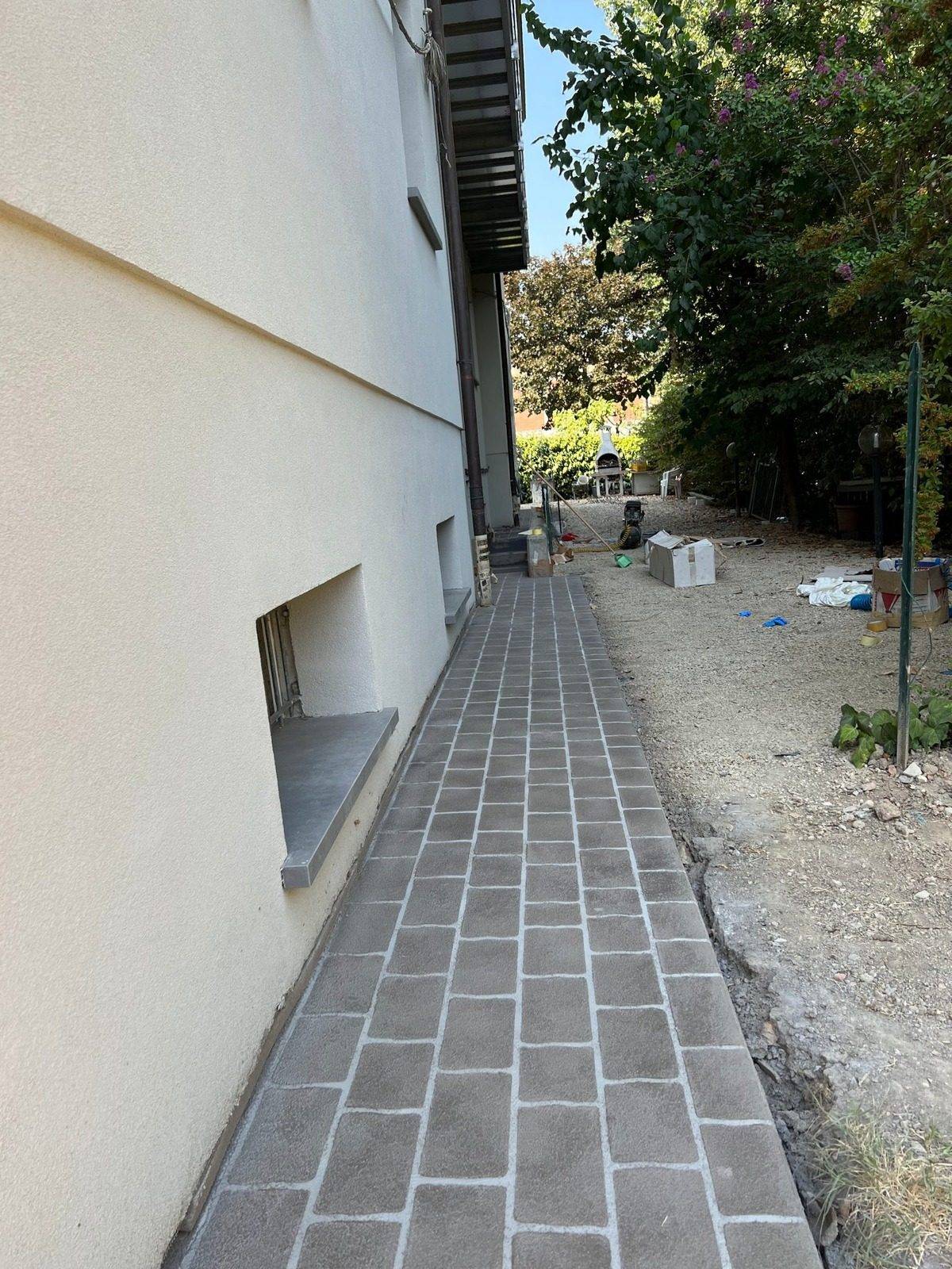 Vialetto esterno rinnovato con Stencil Top a Reggio Emilia