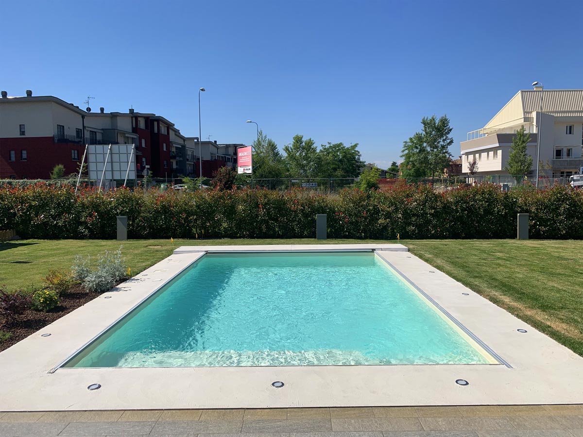 Resina per esterni Bologna: pavimento in Rasico a bordo piscina (BO)