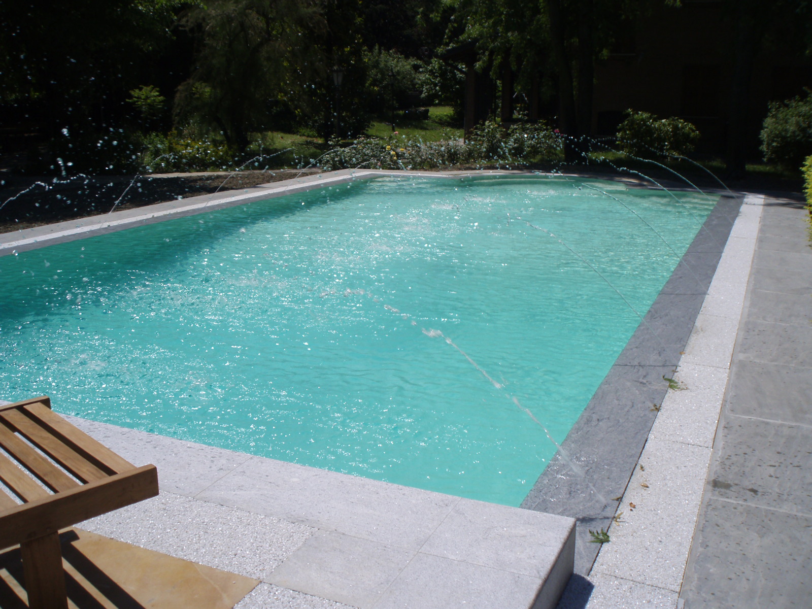 ghiaia resinata drenante GranigliaDrain bordo piscina