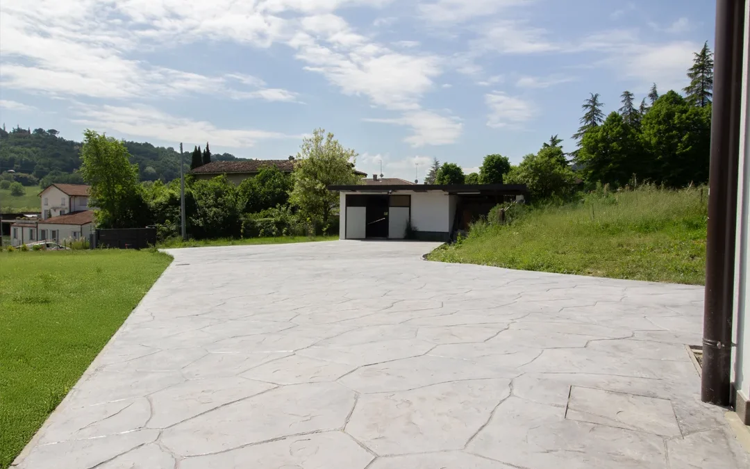 Pavimento in cemento stampato per esterno realizzato da Pavidesign