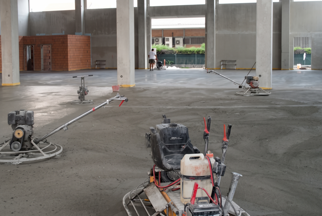 Finitura a elicottero di un pavimento industriale in cemento