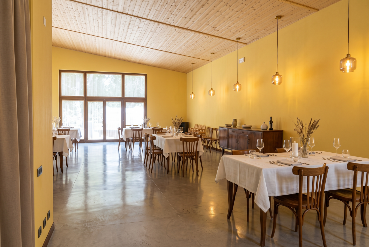Pavimento in cemento levigato in una sala da pranzo di ristorante