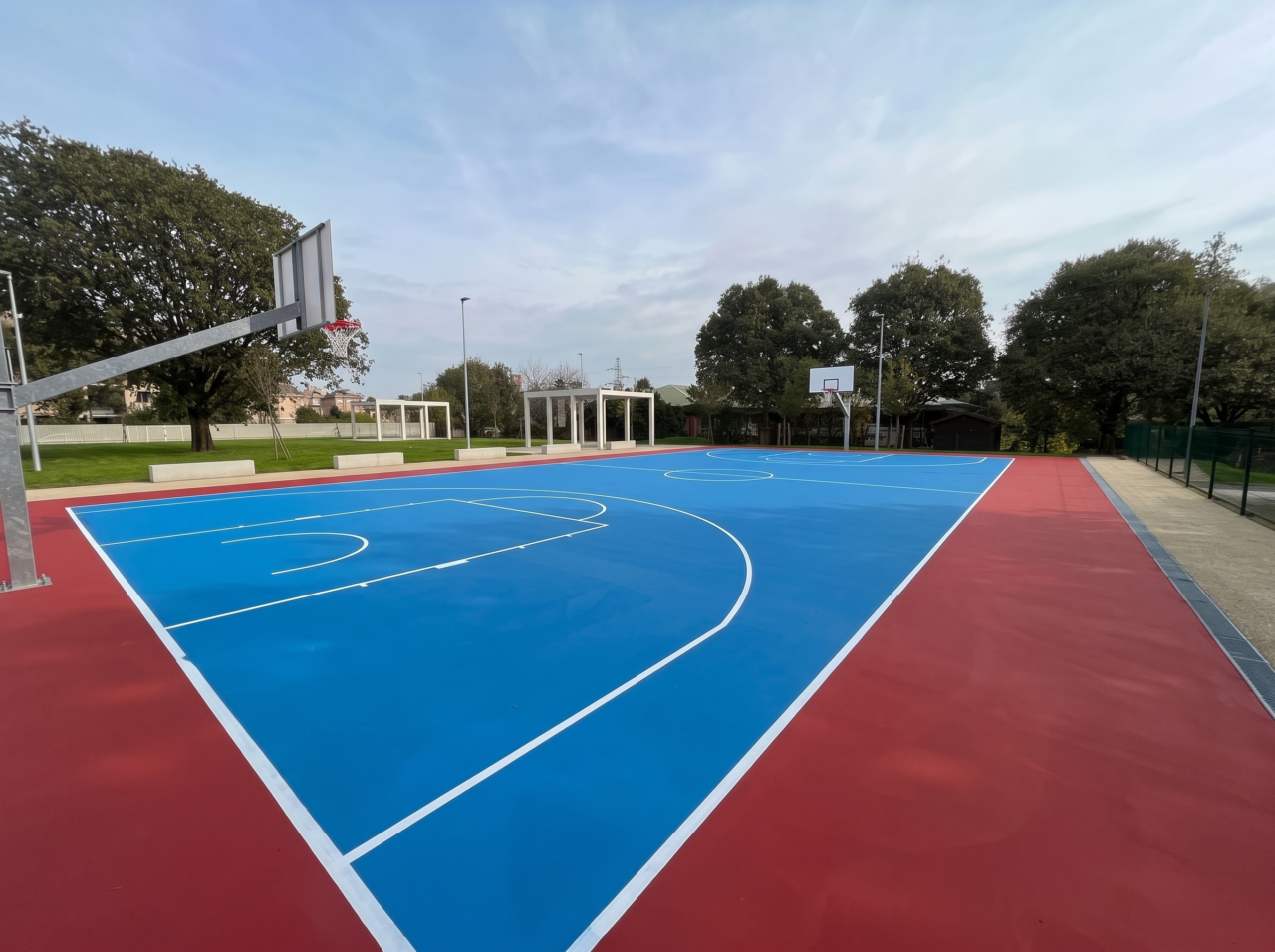 Campo da basket esterno in resina colorata rossa e azzurra