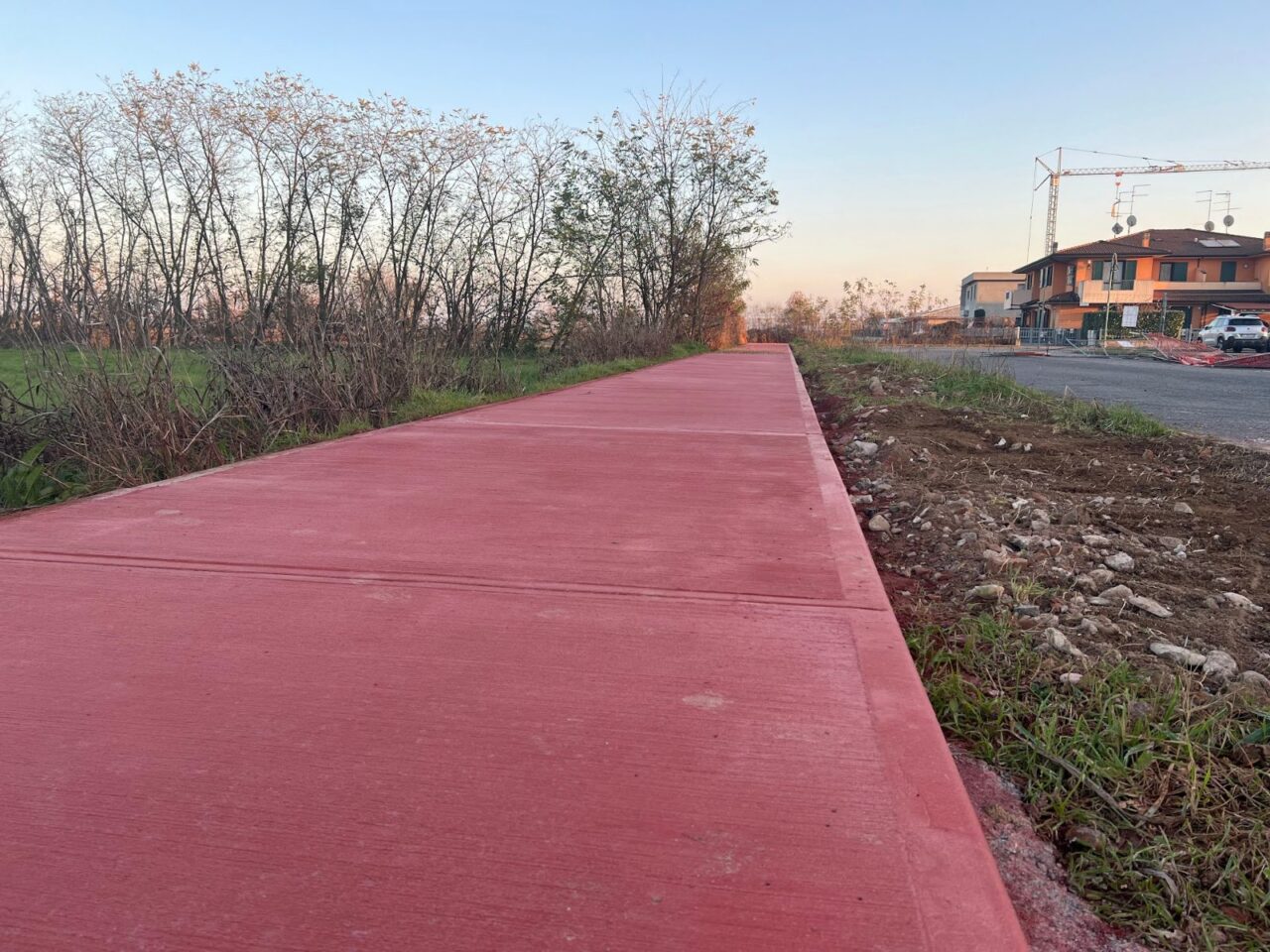 Pista ciclabile in calcestruzzo rosso pettinato a Porto Mantovano