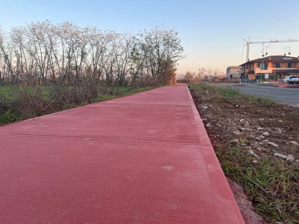 Tracciato della pista ciclabile in calcestruzzo colorato a Porto Mantovano (MN)