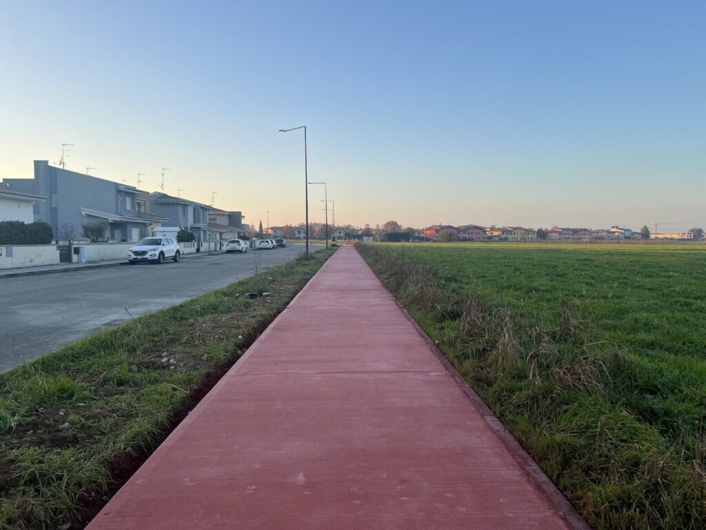 Pista ciclabile in calcestruzzo pettinato al tramonto a Porto Mantovano (MN)