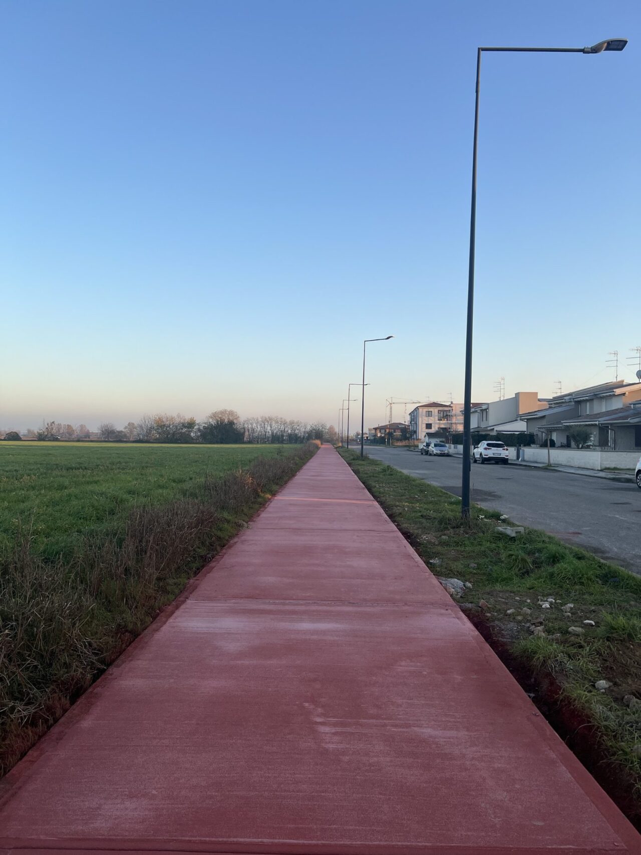 Percorso ciclopedonale in calcestruzzo colorato a Porto Mantovano (MN)